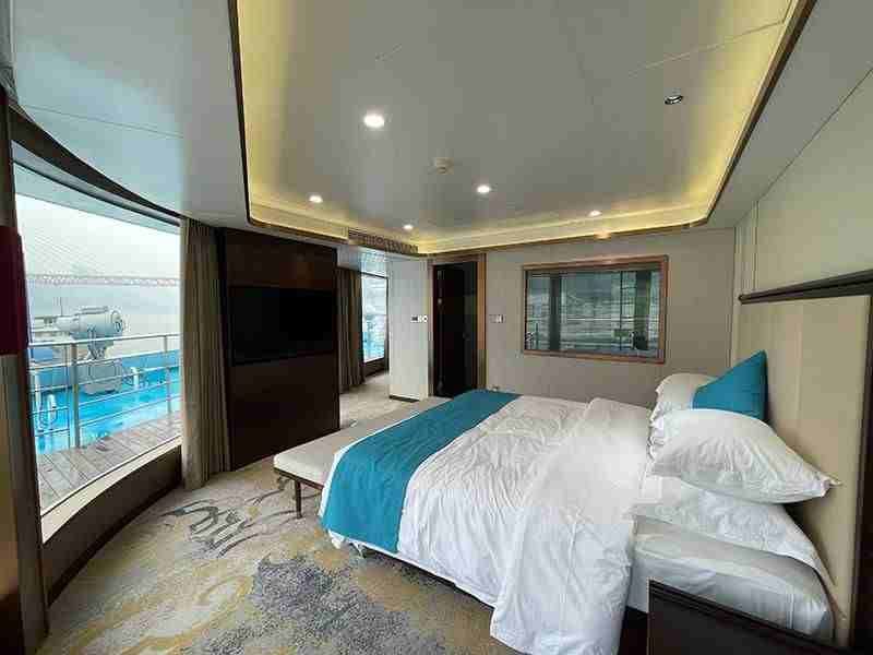 Executive King Cabin