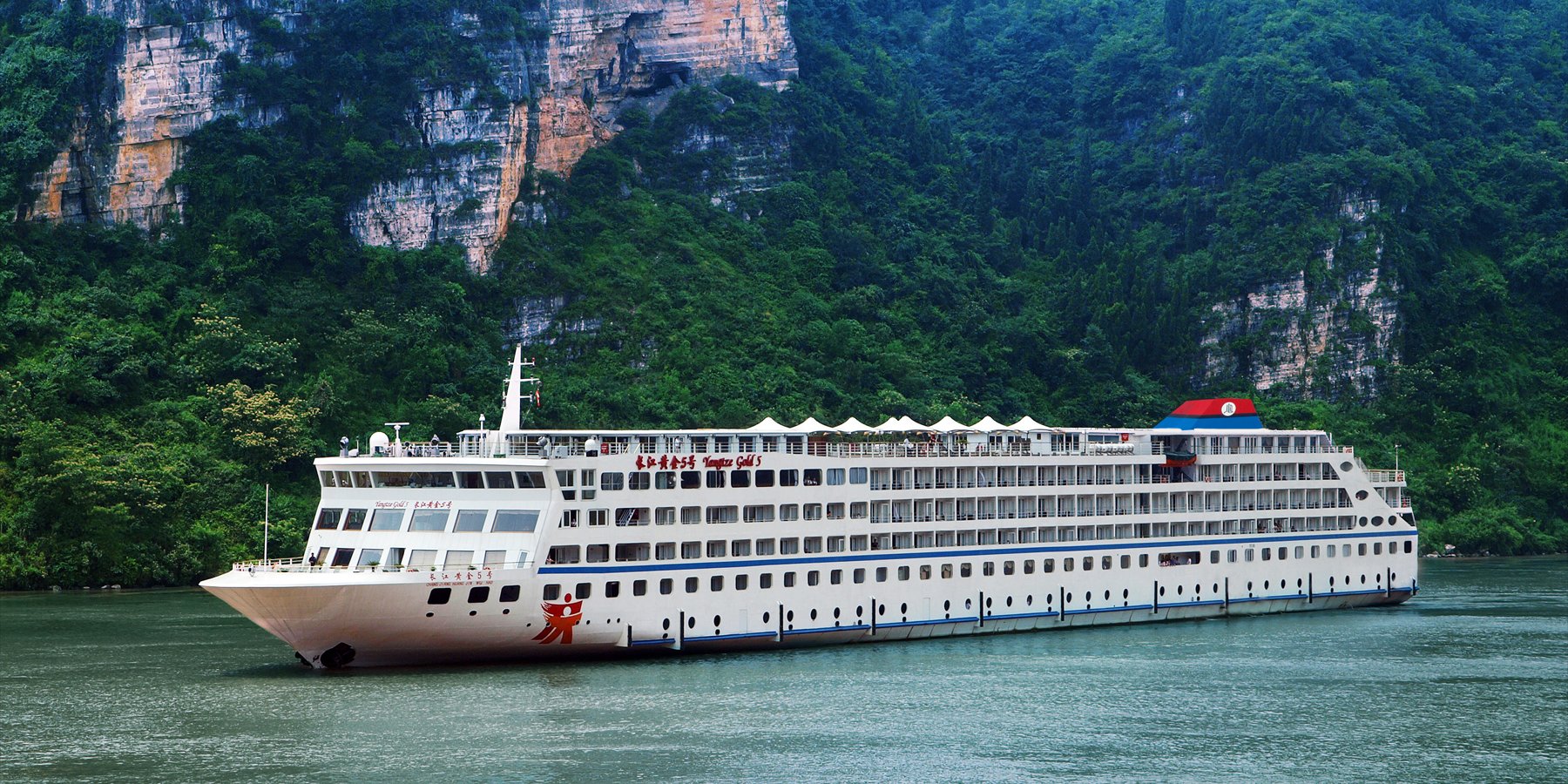 Three Gorges cruise ship on the Yangtze River
